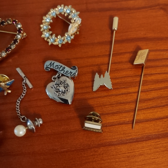Costume Jewelry Lot of 13 Brooches and Pins - Picture 4 of 5